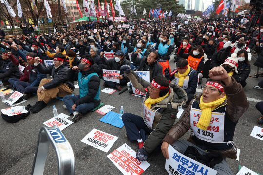 전국민주노동조합총연맹(민주노총) 조합원들이 지난 12월3일 오후 서울 국회 앞에서 전국노동자대회를 열고 윤석열 정부에 노조법 2·3조 개정(노란봉투법 입법), 화물 안전운임제 확대 등을 요구하는 구호를 외치고 있다.<연합뉴스>